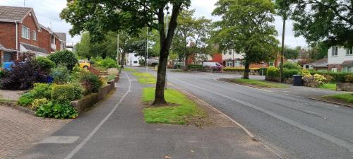 une rue avec un arbre sur le côté de la route dans l'établissement One Lovely Apartmt 1 Double & 2 Camp Beds, à Stoke-on-Trent