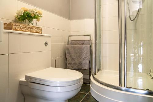 Ett badrum på Nr WINDSOR stunning 1 bedroom self contained property in Burnham near Heathrow