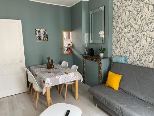 un salon avec une table et un canapé dans l'établissement Villa Liliane appartement de 55 m2, à Mers-les-Bains