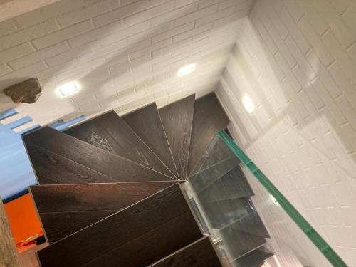 un escalier vide avec un parapluie dans une pièce dans l'établissement CASA GINESTRA, à Campiglia Marittima