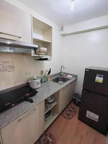 Una cocina o zona de cocina en Davao Condo 2BR Pool Wifi Netflix