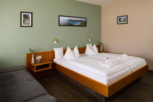 a hotel room with a bed and a couch at Landgasthaus Gieseke-Asshorn in Bohmte