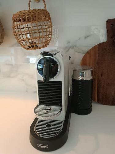 a toaster sitting on a counter next to a cup at Gemütliches Appartement im Kottenforst Nähe Bonn in Meckenheim