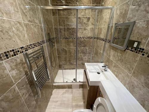 bagno con doccia, lavandino e servizi igienici di 2-bedroom Apartment in Tooting a Londra