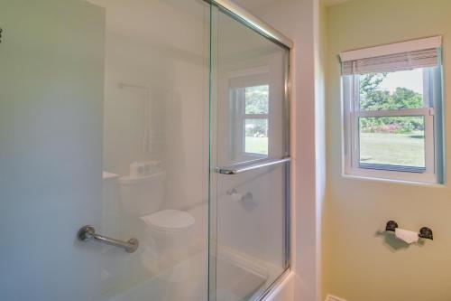 baño con ducha, aseo y ventana en Cookson Vacation Rental with Spacious Yard and Porch! en Cookson