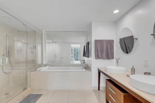 uma casa de banho com uma banheira, um lavatório e um chuveiro em PENTHOUSE 2BR ICON WHOTEL Brickell Miami em Miami
