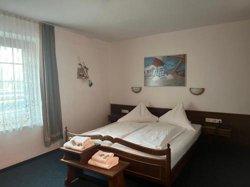 sypialnia z łóżkiem z dwoma telefonami na stole w obiekcie Aal-Kate w mieście Wuppertal