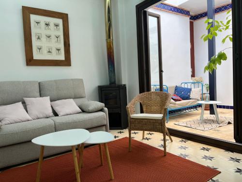 ein Wohnzimmer mit Sofa und Tisch in der Unterkunft Casa Remanso de la Judería in Córdoba