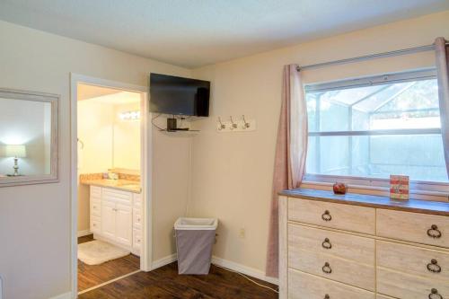 um quarto com uma cómoda com uma janela e um espelho em Close to Siesta Key, Shopping, Restaurants & More! em Sarasota