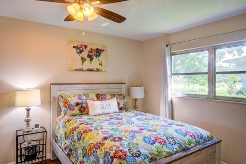 um quarto com uma cama e uma ventoinha de tecto em Close to Siesta Key, Shopping, Restaurants & More! em Sarasota
