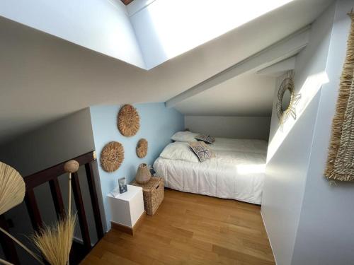 Un pat sau paturi într-o cameră la Le Bristol, vue mer panoramique, terrasse, parking