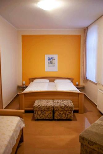 Una cama o camas en una habitación de Pension Wehner
