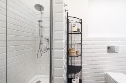 une salle de bain avec douche avec une porte arrière de douche en verre dans l'établissement Cracovian Home - LoftAffair, à Cracovie