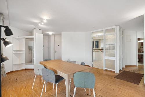 Kuchyň nebo kuchyňský kout v ubytování Spacious Central Apartments HOTING