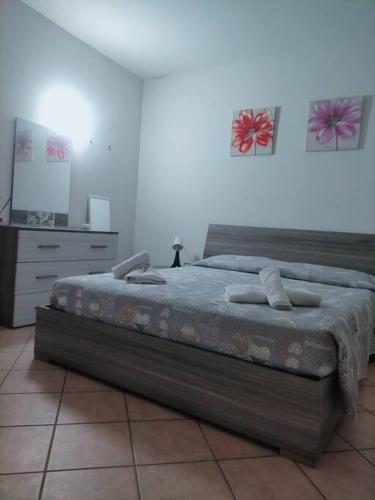 - une chambre avec un grand lit et une commode dans l'établissement Appartamento per brevi periodi., à Scafati