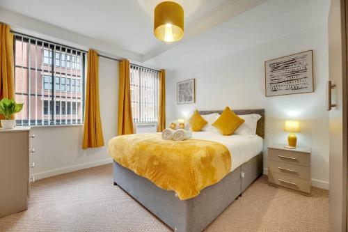 En eller flere senge i et værelse på Charltons Bonds Apartments 6 by Week2Week