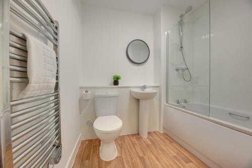 Koupelna v ubytování Charltons Bonds Apartments 6 by Week2Week