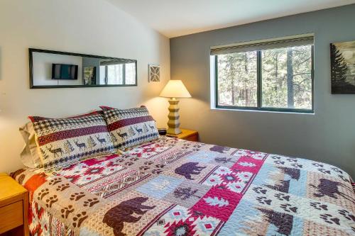 une chambre avec un lit avec une couette dessus dans l'établissement Less Than 1 Mi to Rainbow Lake Family Home with Fire Pit, à Pinetop-Lakeside