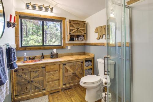 La salle de bains est pourvue de toilettes et d'une douche en verre. dans l'établissement Pinetop-Lakeside Family Home Near Rainbow Lake!, à Pinetop-Lakeside