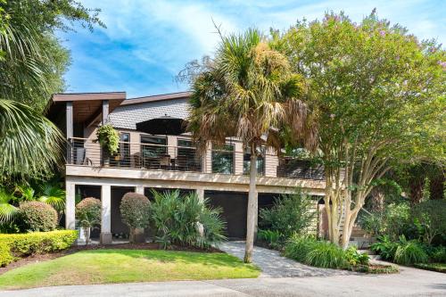 Κήπος έξω από το Folly Vacation 620 Three Bedroom Home, one block to the beach and pet friendly