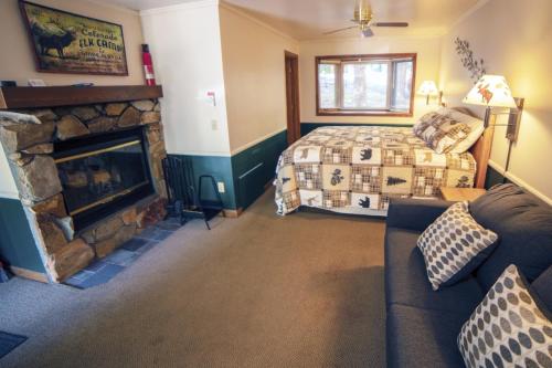 una camera d'albergo con letto e camino di Sunnyside Knoll- 4 cabin a Estes Park