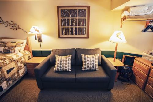 un soggiorno con divano e letto di Sunnyside Knoll- 4 cabin a Estes Park