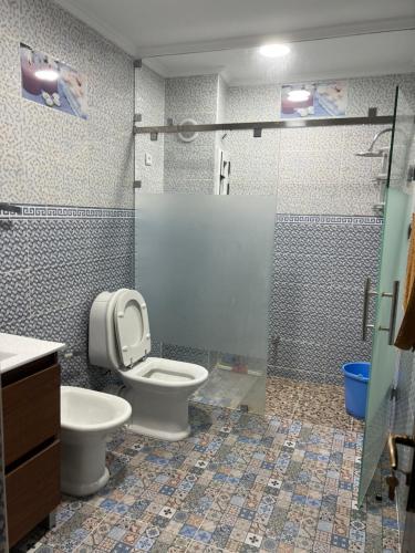 La salle de bains est pourvue d'une douche, de toilettes et d'un lavabo. dans l'établissement Appartement tarik, 