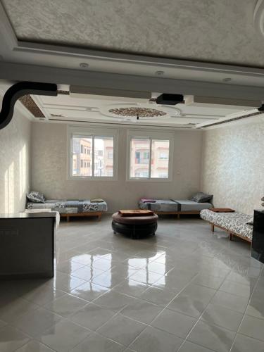 una grande stanza con divani e tavolo di Appartement tarik 