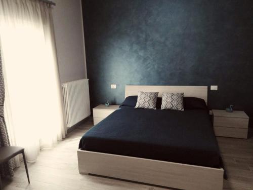 a bedroom with a bed and a blue wall at B&B Tirassegno in Agnone