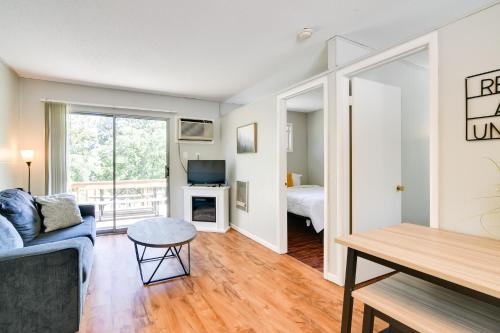 Ένα ή περισσότερα κρεβάτια σε δωμάτιο στο Kimberling City Cabin with Boat Slip, Deck and Pool