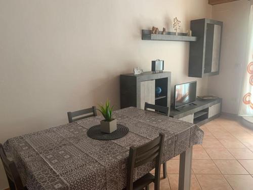 a dining room with a table and a television at Sa domo e Peppa in Nuoro