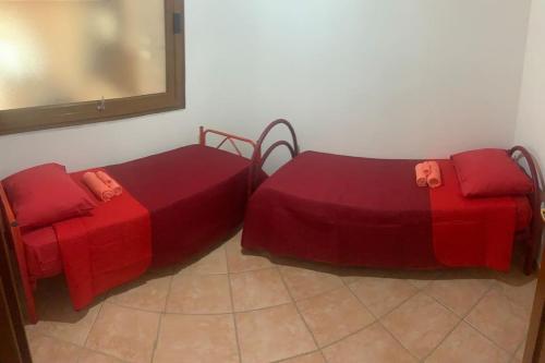 מיטה או מיטות בחדר ב-Sa domo e Peppa