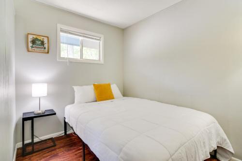 Llit o llits en una habitació de Kimberling City Cabin with Schooner Creek Access!