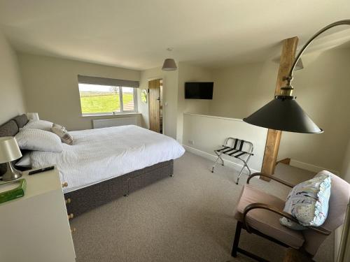 Postel nebo postele na pokoji v ubytování A lovely 1 bedroom annexe with kitchenette
