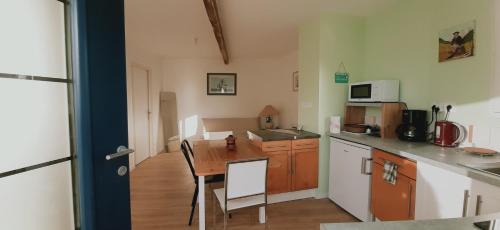 - une cuisine avec une table en bois et un comptoir dans l'établissement Gîte 35m2 - 2pers - Plus Lit d'appoint - Draps et serviettes optionnels non prévu dans le prix affiché, à Saint-Laurent-de-la-Prée