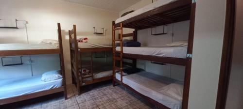 Postel nebo postele na pokoji v ubytování Mahalo Hostel