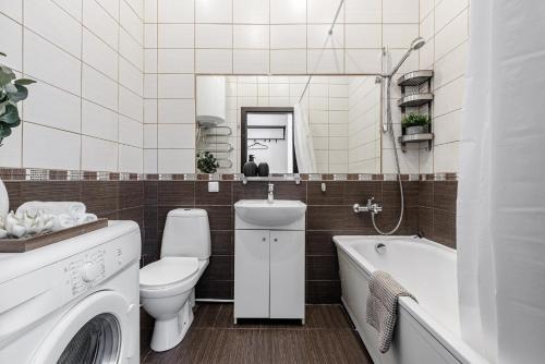 een badkamer met een toilet, een bad en een wastafel bij Spacious City Centre Apartment with Parking SELF CHECK-IN in Vilnius