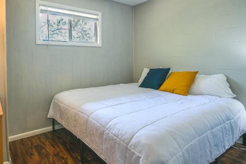 uma cama num pequeno quarto com uma janela em Lakefront Escape with Boat Slip on Table Rock Lake! em Kimberling City