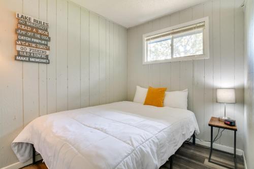 um quarto com uma cama branca e uma janela em Kimberling City Oasis Boat Slip, Kayaks and More! em Kimberling City