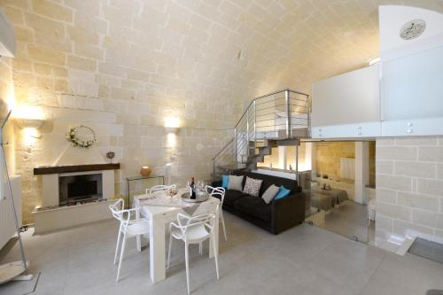 cocina y sala de estar con mesa y sofá en Vivere nei Sassi en Matera