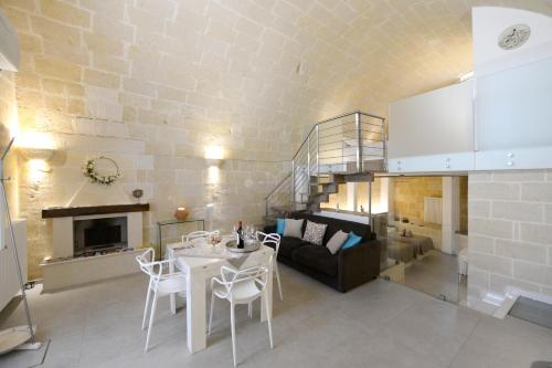 a kitchen and living room with a table and a couch at Vivere nei Sassi in Matera