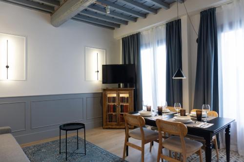 エルバスにあるLa Antigua Farmaciaの黒いテーブルと椅子のあるダイニングルーム