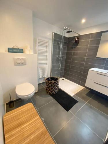 une salle de bain avec toilettes et lavabo dans l'établissement Exceptionnelle Vue Mer Calvi - Piscine - T2, à Calvi
