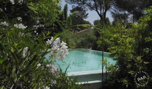 une piscine au milieu d'un jardin dans l'établissement Bambou house, à Cabriès