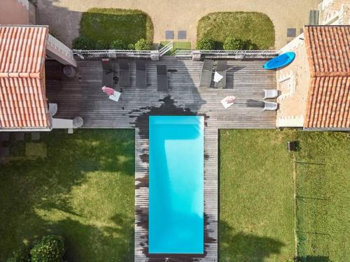una vista aérea de una piscina en un patio en Maison de Maître -Piscine-15 P, en Basse-Goulaine
