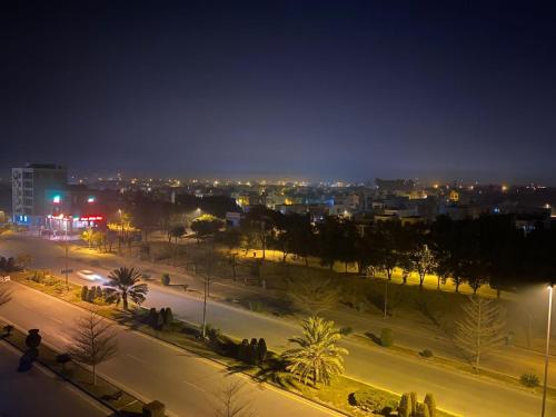 widok na miasto w nocy z oświetleniem w obiekcie Three Bedroom Villa w mieście Lahaur