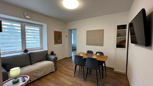 salon z kanapą i stołem w obiekcie Japandi apartamentai w Kownie