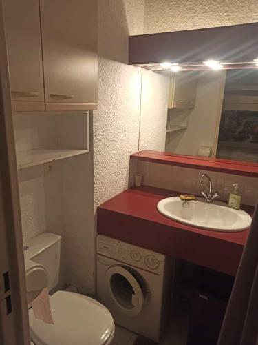 une petite salle de bain avec un lavabo et des toilettes dans l'établissement Appartement avec piscine, à Cavalaire-sur-Mer