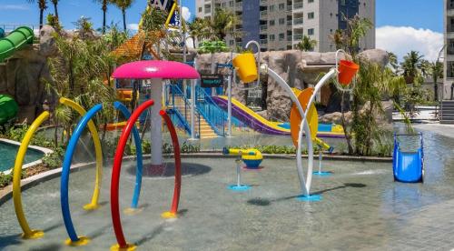 - un parc aquatique avec une aire de jeux et un toboggan dans l'établissement Salinas Premium Resort SMART FRENTE PRO MAR, à Salinópolis