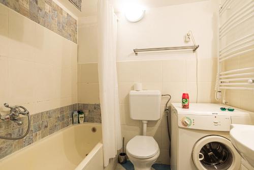 Magica - Cosy Apartment in the heart of Budapest في بودابست: حمام مع مرحاض ومغسلة وحوض استحمام